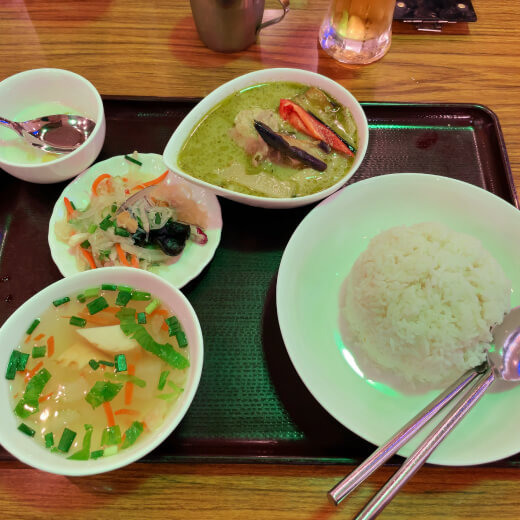 geuchai　鶏肉のグリーンカレー